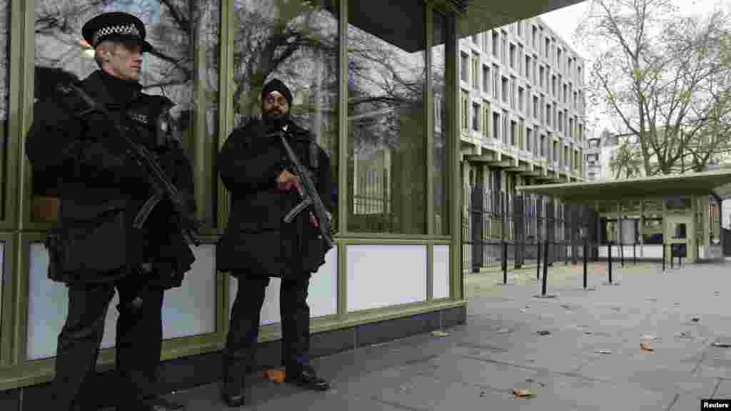 Des policiers vigilent devant l'ambassade américaine à Londres alors que le Comité du renseignement du Sénat s'apprêtait à publier un rapport sur les tactiques antiterroristes de la CIA, le 9 décembre 2014.