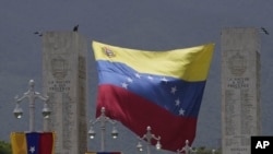 Una bandera venezolana cuelga en "El Paseo de los Próceres", o El Paseo de los Héroes, antes del inicio de un desfile militar el Día de la Independencia en Caracas, Venezuela, el 5 de julio de 2023.