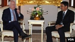 El senador republicano John McCain (der.) se reunió con el primer ministro de Tailandia Abhisit Vejjajiva, en una visita de dos días que realizó al país asiático.