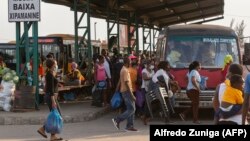 Des passagers font la queue au terminal de bus du marché Zimpeto à Maputo, au Mozambique, le 16 novembre 2021.