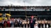 Trump asiste a Daytona 500 y dice que el espíritu de NASCAR ‘impulsará la Edad de Oro de EEUU'