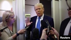 El presidente de Estados Unidos, Donald Trump, habla con periodistas a bordo del Air Force One a su regreso a Washington, Estados Unidos, el 19 de febrero de 2025.