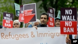 Trampning qochoqlar va immigratsiya bo'yicha cheklovlar o'rnatish qaroriga qarshi namoyish. Sietl. 2017-yil, 15-may. 