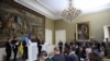 Waziri wa Ulinzi wa Ukraine Oleksii Reznikov na Waziri wa Ulinzi wa Ufaransa Sebastien Lecornu wakihutubia mkutano na waandishi wa habari kama sehemu ya ziara rasmi ya Waziri wa Ulinzi wa Ukraine, Hoteli de Brienne mjini Paris Januari 31, 2023.