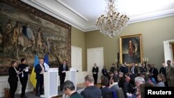 Waziri wa Ulinzi wa Ukraine Oleksii Reznikov na Waziri wa Ulinzi wa Ufaransa Sebastien Lecornu wakihutubia mkutano na waandishi wa habari kama sehemu ya ziara rasmi ya Waziri wa Ulinzi wa Ukraine, Hoteli de Brienne mjini Paris Januari 31, 2023.