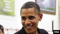 Presiden AS Barack Obama membeli minuman es kegemarannya di Island Snow, Kailua Beach Center, Hawaii. Presiden menghabiskan liburan Natalnya bersama keluarga sambil bekerja di tanah kelahirannya ini.