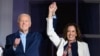 El presidente Joe Biden y la vicepresidenta Kamala Harris se toman de la mano y hacen gestos mientras miran el espectáculo de fuegos artificiales del Día de la Independencia desde el Balcón Truman de la Casa Blanca en Washington, DC, el 4 de julio de 2024.