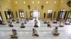 Para siswa Muslim membaca al-Quran dengan memakai masker dan menjaga jarak aman di Pesantren Daarul Qur'an Al Kautsar, Bogor, Jawa Barat (Foto: Reuters). 
