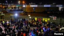 Migrantes realizan una vigilia frente a la oficina del Instituto Nacional de Migración (INM) por las víctimas de un incendio en un centro de detención de migrantes, en Ciudad Juárez, México, el 28 de marzo de 2023. REUTERS/ José Luis González