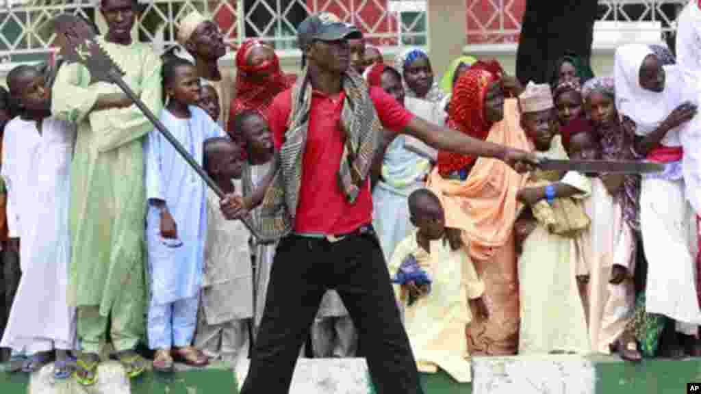 'Yan bangan Fararen Hulan JTF suna anfani ne da kulake da sanduna da makaman da aka sarafa cikin gida suna sintiri a kan titunan Maiduguri, Najerya.