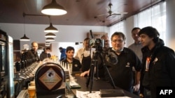 Los pubs y restaurantes de la República Checa abrieron el sábado 23 de enero de 2021, en protesta contra las restricciones gubernamentales COVID-19 que los han mantenido cerrados desde octubre. [Foto/AFP]