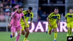 Lionel Messi del Inter Miami avanza con el balón en el partido contra Nashville SC por los octavos de final de la Copa de Campeones de la CONCACAF, el miércoles 13 de marzo de 2024, en Fort Lauderdale, Florida.