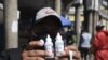 Bolivianos ingieren desinfectante para protegerse del coronavirus