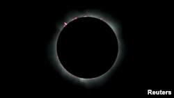 Imagen del eclipse total de sol en Exmouth, Australia, suministrada por el Centro para Investigaciones de Radioastronomía.