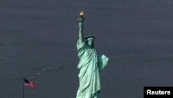 Mutum-mutumin da ake kira Statue of Liberty a Amurka, wanda wuri ne da Amurka take tunkaho da shi. 
