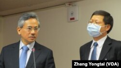 台灣衛生署長邱文達(左)在立法院接受質詢(美國之音張永泰拍攝) 