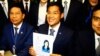 Pemimpin partai Thai Raksa Chart, Preecha Pholphongpanich (tengah) memegang dokumen pencalonan Putri Ubolratana sebagai kandidat Perdana Menteri di kantor Komisi Pemilu di Bangkok, Thailand, Friday, 8 Februari 2019. (Foto: dok). 