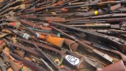 Des milliers d'armes incendiées pour réduire les violences communautaires