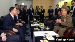 정홍원 한국 국무총리가 4일 인천아시아드주경기장에서 열린 2014 인천 아시안게임 폐막식에 앞서 황병서 북한군 총정치국장(오른쪽) 등 북한 고위대표단과 환담을 하고 있다. 
