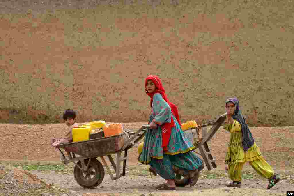 Afg'onistonning Qandahor viloyatida suv tashiyotgan bolalar