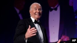 El presidente Joe Biden asiste a la cena de la Asociación de Corresponsales de la Casa Blanca en el Washington Hilton, el 27 de abril de 2024, en Washington.