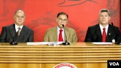 El Presidente del Consejo Bancario Nacional, Víctor Gil, el ministro Ali Rodríguez y el Superintendente de Bancos, Edgar Hernández, en el momento del anuncio.
