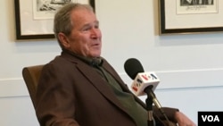 Mantan presiden AS George W. Bush dalam wawancara dengan VOA di Museum Kepresidenan Bush di Dallas, Texas.