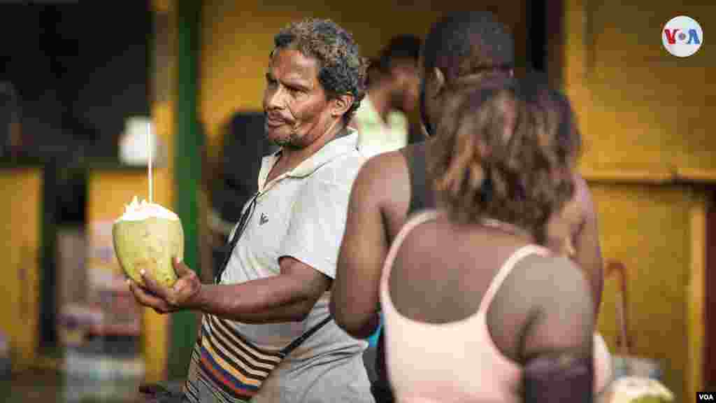Después de un viaje de 2 horas por mar abierto los migrantes llegan agotados al muelle de Capurganá en el municipio de Acandí en Colombia, donde cruzarán el Tapón del Darién en un travesía de hasta 10 días.