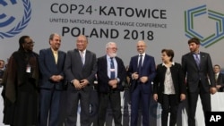 Los jefes de delegaciones posan para los fotógrafos al concluir la sesión final de la Cumbre COP24 sobre el cambio climático en Katowice, Polonia. Diciembre 15 de 2018.