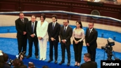 Miembros del nuevo Congreso en El Salvador posar para las cámaras, el 2 de mayo de 2024, en San Salvador.