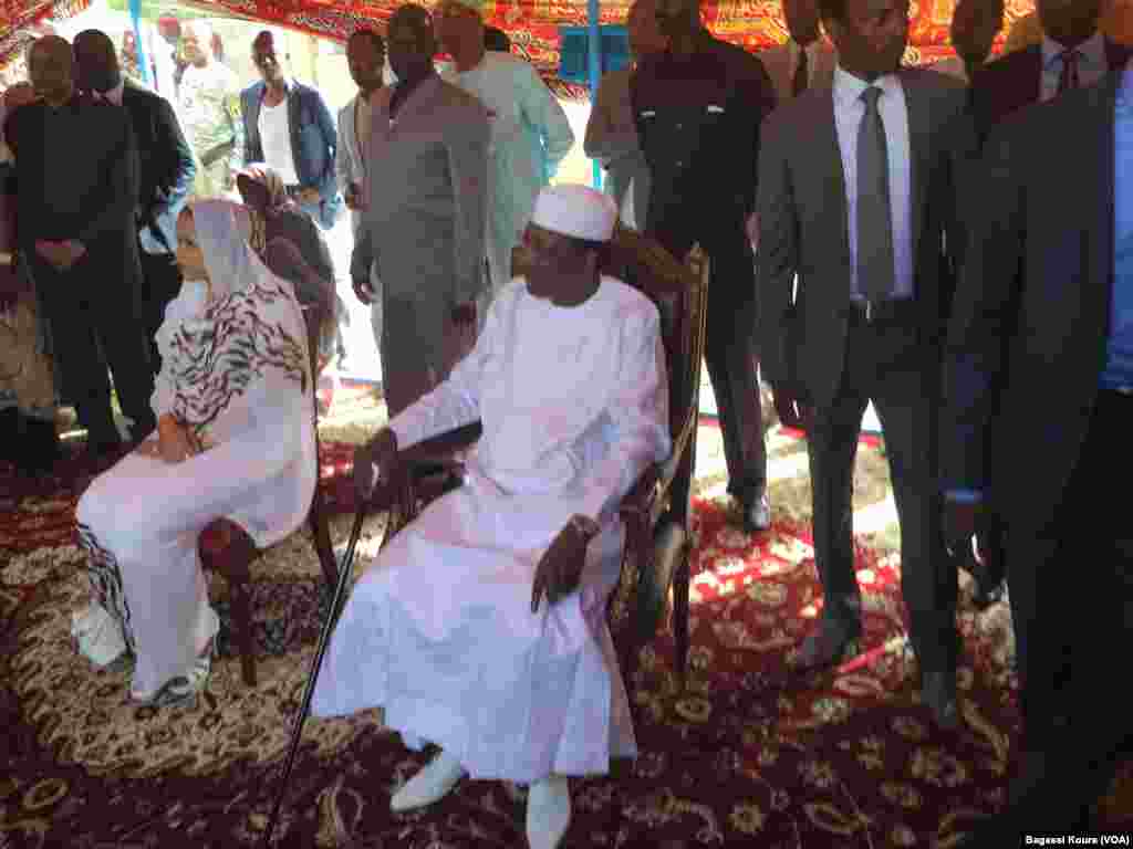 Le président sortant, Idriss Deby, Itno et son épouse sont assis dans leur centre de vote, en attendant d’accomplir leur devoir de citoyens, N’Djamena, Tchad, 10 avril 2016, (VOA/Bagassi Koura)