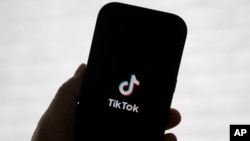 Логото на ТикТок прикажано на телефон во Сан Франциско, 17 јануари 2025 година