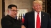 Presiden AS Donald Trump (kanan) dan pemimpin Korea Utara Kim Jong Un dalam pertemuan pertama di Singapura, 12 Juni 2018. 