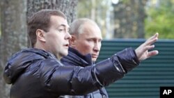 Russia's President Dmitry Medvedev (L) and Prime Minister Vladimir Putin walk at the residence in Zavidovo, in the Tver region, Russia, September 24, 2011.