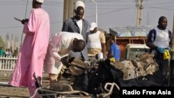 Des experts inspectent le site d'une explosion dans un poste de police de Kano, au Nigéria