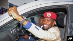 Bobi Wine salue ses partisans lors de son départ après une réunion avec la Commission électorale, à Kampala, en Ouganda, le 9 janvier 2020. (Photo AP)