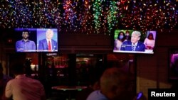 Presidenti Donald Trump dhe rivali i tij demokrat Joe Biden, u përgjigjen pyetjeve të votuesve, duke debatuar në distancë.