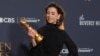 Fernanda Torres, atriz brasileira, mostra o troféu Globo de Ouro de Melhor Atriz na categoria de filme drama na Sala de Imprensa, Beverly Hills, Calif.