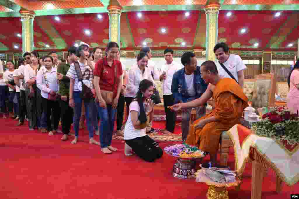 ពលរដ្ឋខ្មែរដែលភាគច្រើនជាពលករចំណាកស្រុកដែលកំពុងធ្វើការនៅប្រទេសថៃ នាំគ្នាប្រារព្ធពិធីបុណ្យភ្ជុំបិណ្ឌ នៅវត្តស៊ីសុដារ៉ាម ក្នុងទីក្រុងបាងកក នៅថ្ងៃទី២២ ខែកញ្ញា ឆ្នាំ២០១៩។ (កាន់ វិច្ឆិកា/VOA)