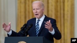 Le président Joe Biden parle de l'invasion russe de l'Ukraine dans la salle Est de la Maison Blanche, le 24 février 2022, à Washington.