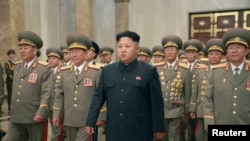 朝中社发布的照片显示朝鲜领导人金正恩和军人参加朝鲜战争停战纪念活动（2014年7月27日）