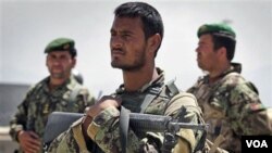 Soldados afganos custodian el ingreso al aeropuerto de Kabul, donde se produjo el incidente y ahora se desarrollan las investigaciones.