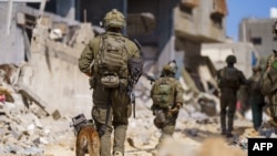 Esta fotografía publicada por el ejército israelí el 18 de mayo de 2024 muestra a soldados israelíes durante operaciones militares en la Franja de Gaza, en medio del conflicto en curso entre Israel y el grupo militante palestino Hamás.