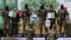 Les otages israéliens Eliya Cohen et Omer Shem Tov exhibés par le Hamas à Nuseirat dans la bande de Gaza, après leur libération dans le cadre d'un échange avec Israël le 22 février 2025. (Photo AFP)