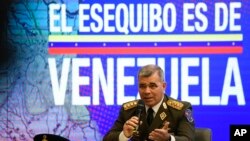 El ministro de defensa de Venezuela, general Vladimir Padrino López, habla en una conferencia de prensa sobre el Esequibo en enero de 2021. El oficial aseguró hace días la presencia "no hostil" de tropas venezolanas en el Esequibo.