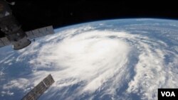 La tormenta se movía hacia el noroeste a unos 10 kilómetros por hora.