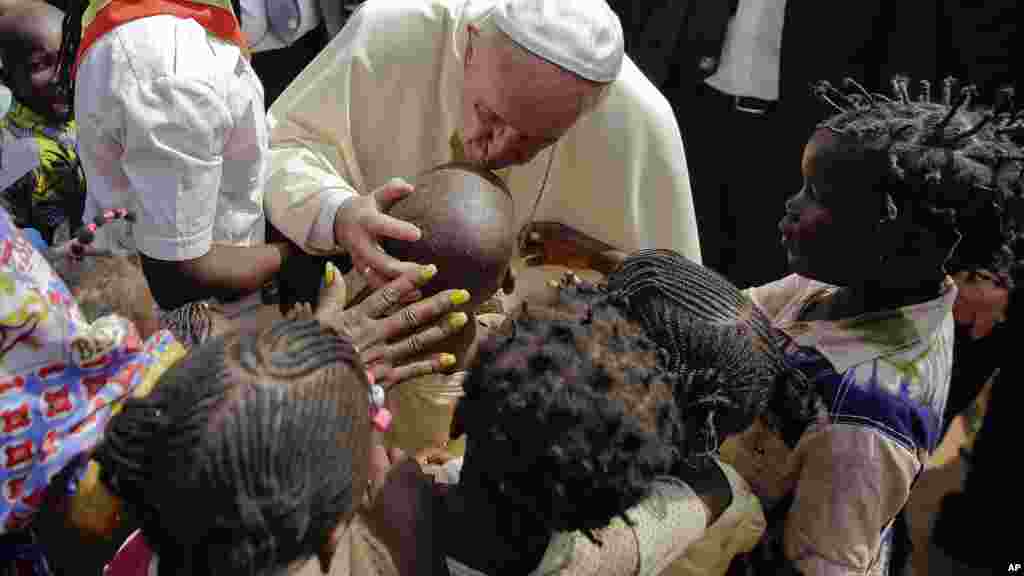 Le pape François embrasse des enfants lors de sa visite à Bangui où il s'est rendu dans une mosque pour preacher pour la paix entre communautés religieuses, CEntrafrique, 29 novembre 2015.