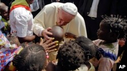 Papa Markaziy Afrika Respublikasidagi qochqinlar lagerida. 29-noyabr, 2015-yil. 