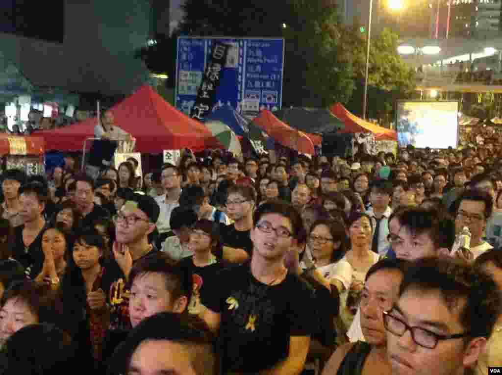 数以千计的学生和市民在金钟雨伞广场声援学联代表 (美国之音图片/海燕拍摄)