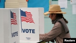 Una votante emite su voto en un colegio electoral el día de las elecciones en Falls Church, Virginia, EEUU, el 7 de noviembre de 2023.